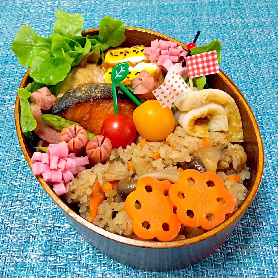 あさりとしめじの炊き込みご飯弁当🍄|まぁちゃんさん