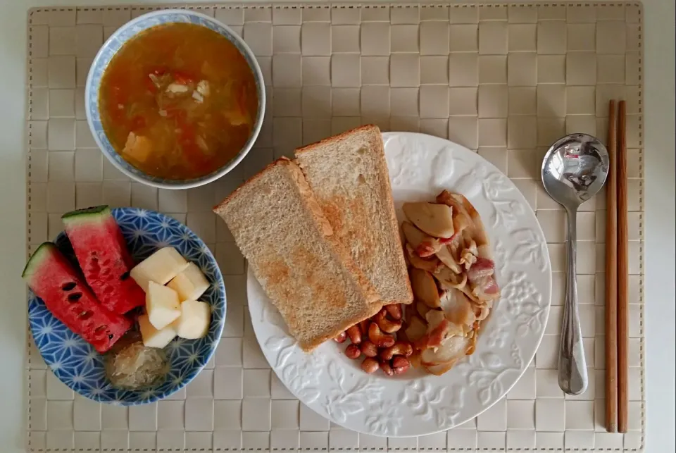 Breakfast: toast, fried mushroom with bacon, nuts, vegetable soup, watermelon stick, apple and grapefruit jam.|Liciaさん