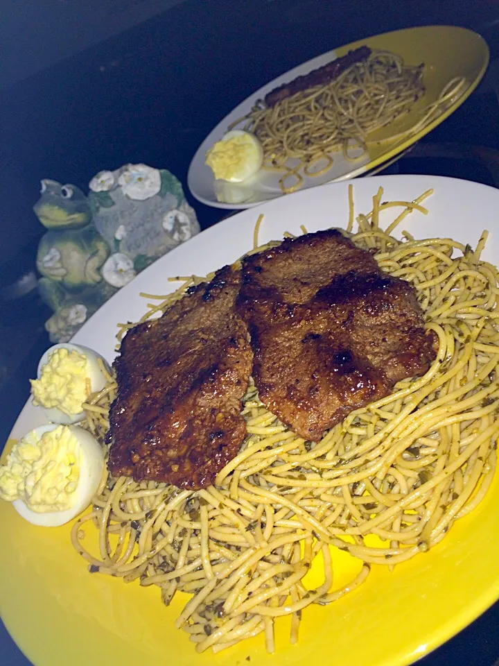 Pesto Whole Grain Spaghetti with Grilled Steak and Devil Eggs on the side!|Redoyka M Guerreroさん