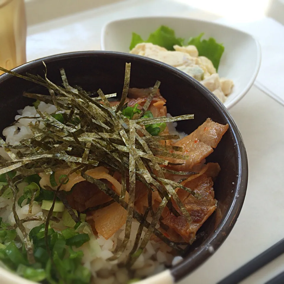 豚肉甘辛炒めとろろ丼|さるさん