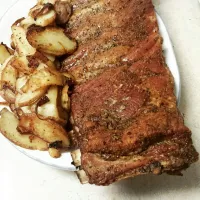 Ribs and potatoes for dinner.

#HomeCookedMeal #BakedRibs #Ribs #RedPotatoes #PotatoesAndOnions #MeatsAndPotatoes #letsEATnowLetsEATnow|letsEATnowさん