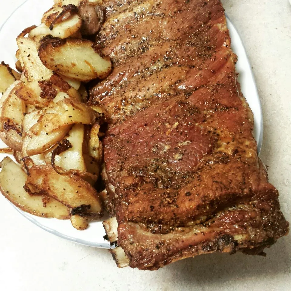 Ribs and potatoes for dinner.

#HomeCookedMeal #BakedRibs #Ribs #RedPotatoes #PotatoesAndOnions #MeatsAndPotatoes #letsEATnowLetsEATnow|letsEATnowさん