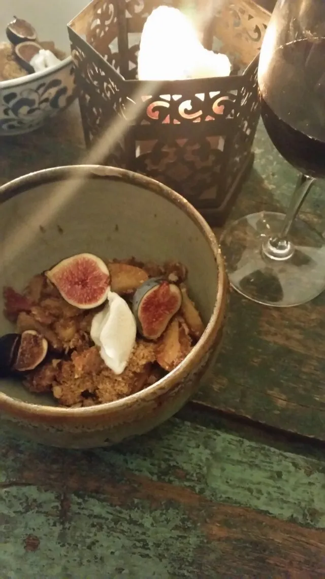 Sonoma Apple Crisp with Kitchen Ranch Family Figs and Organic Cardamom Ice Cream|Christina Sasserさん