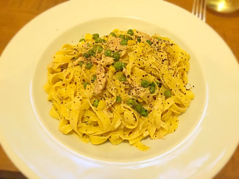 Fettuccine with tuna and peas in a light cream sauce - so simple, so good!|West Coast Southernerさん