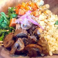 Snapdishの料理写真:Mushroom, kale, tofu, quinoa, and sweet potato in one big bowl 😁|LMLさん