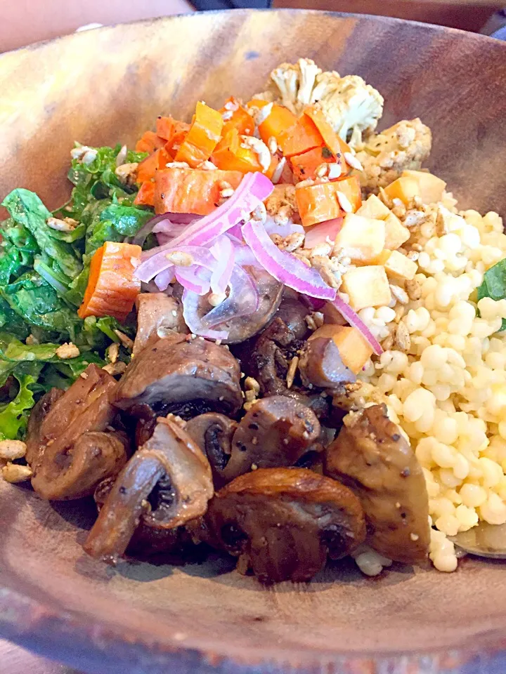 Mushroom, kale, tofu, quinoa, and sweet potato in one big bowl 😁|LMLさん