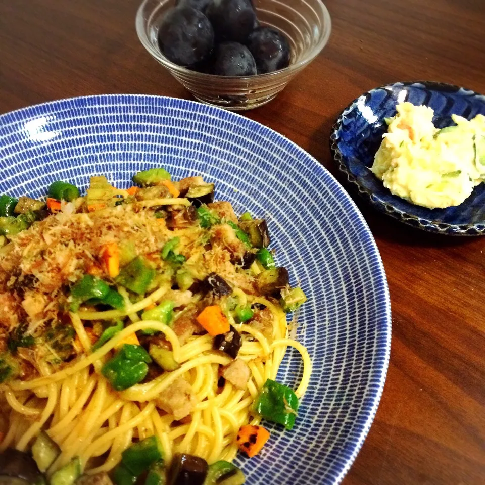 お昼ごはん。愛媛から届いたゴーヤ、ピーマン、なすとにんじん、豚肉の和風パスタ。味付けは焼肉のたれだけ😛|yukko7740さん