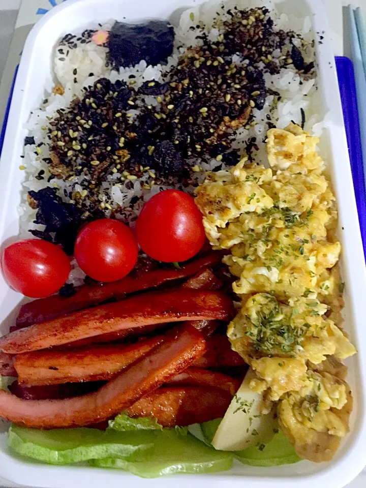 パパお弁当🍱  ソーセージソテー  卵炒め  筍おかか煮  高山キュウリの漬け物  ミニトマト  紫蘇と干し海老のふりかけ|ch＊K*∀o(^^*)♪さん