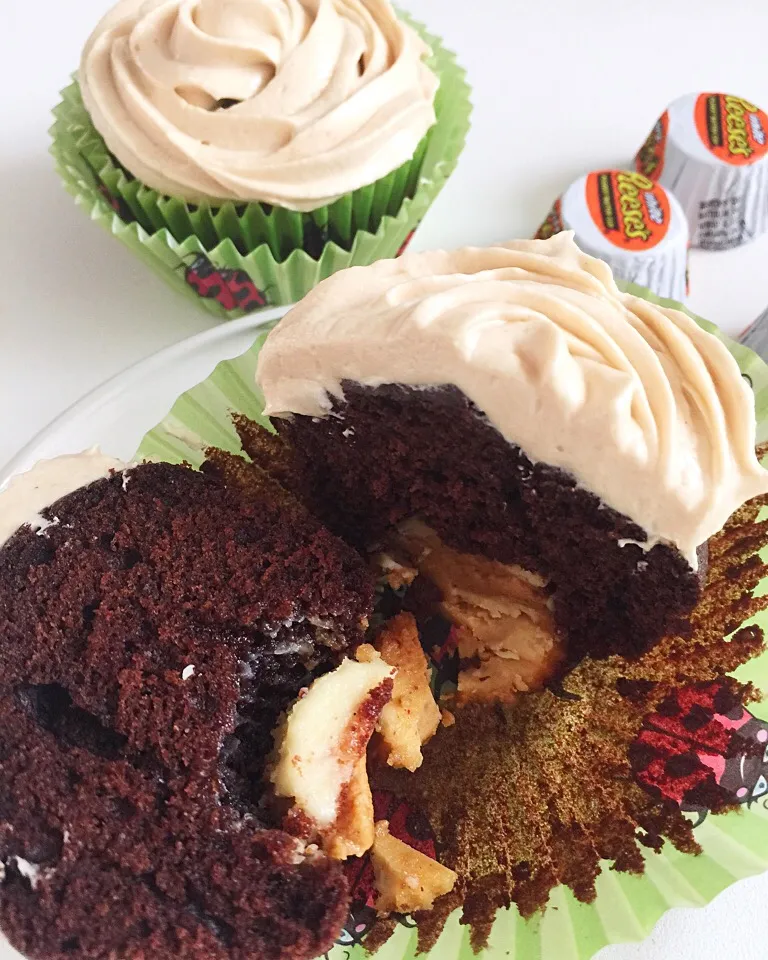 Chocolate cupcake with a white Reese's peanut butter cup inside|12Dragonさん