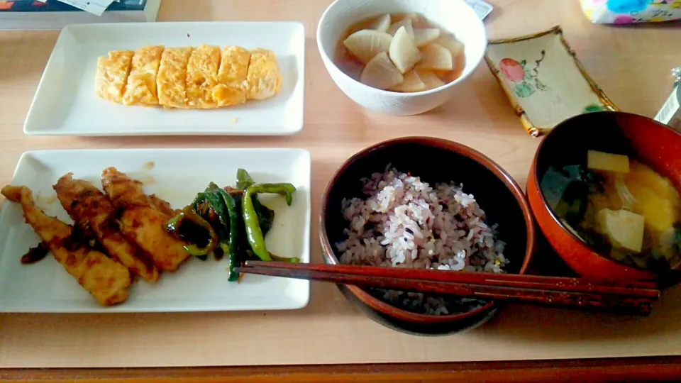 ささみのしょうが焼き
卵焼き
大根のおでん風煮物
豆腐とわかめのお味噌汁
雑穀米|こばさん