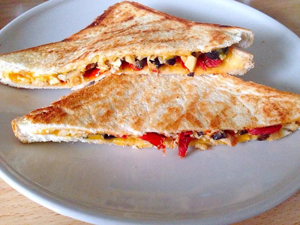 Grilled cheese with chicken, olives and sun dried tomatoes|Emmaさん