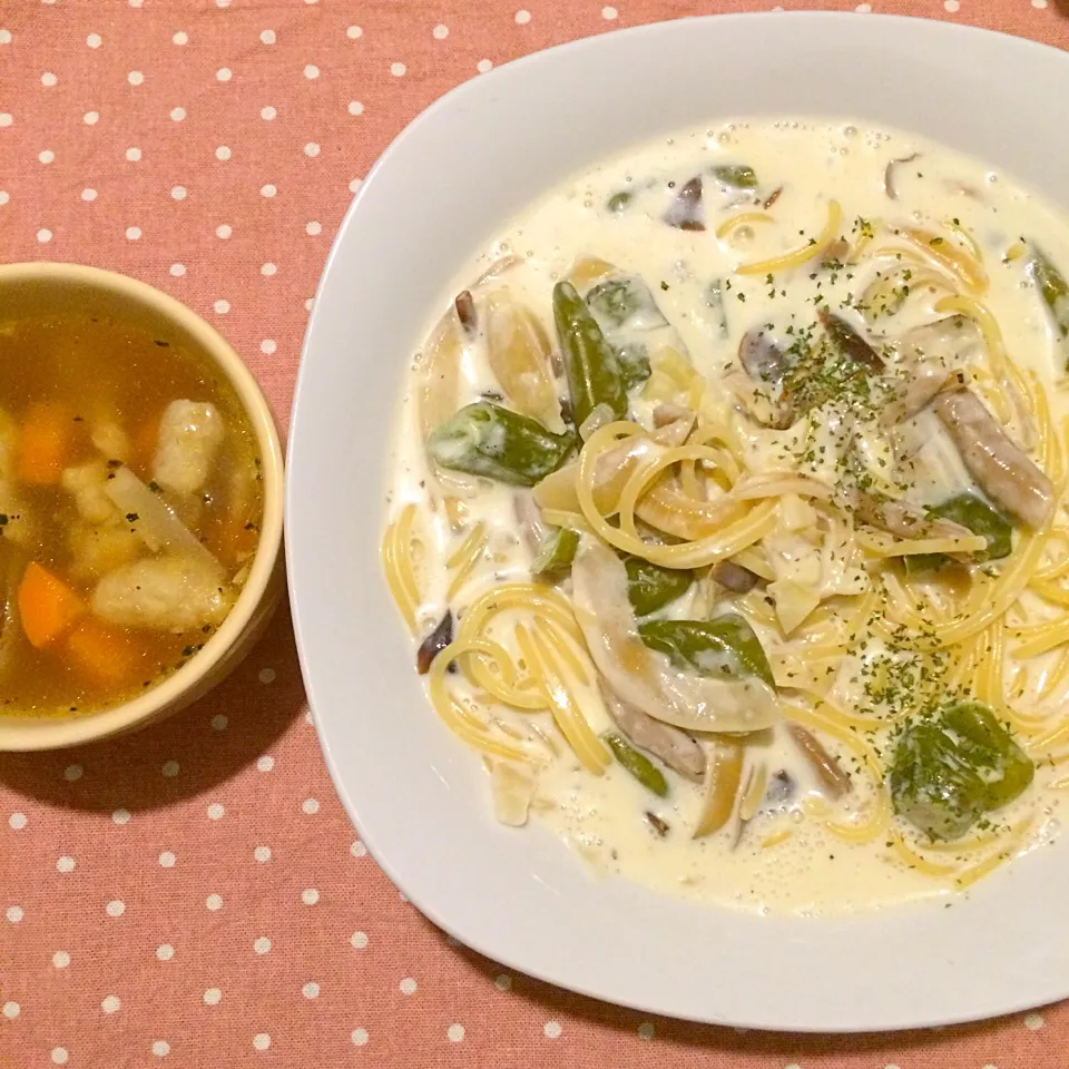 鶏皮と野菜のスープ、万願寺とうがらしとしめじと野生種エノキのクリームスパゲッティ。|Snack PIYOさん