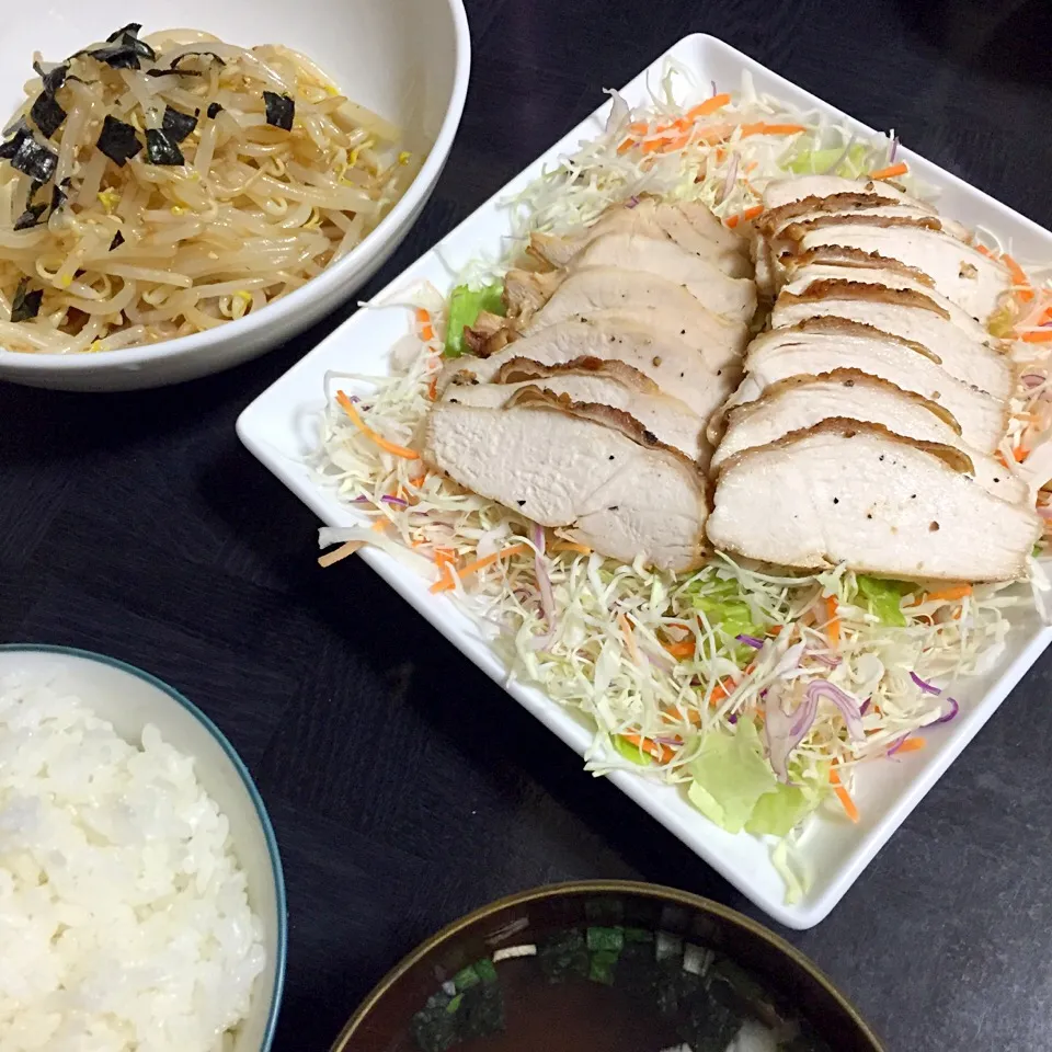 今日の晩ご飯は、鶏肉の蒸しハム、もやしのあんかけサラダ、お吸い物。|ゆえさん