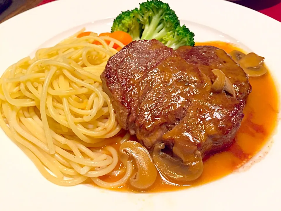 Filet mignon aux champignon with pasta|Sky Blueさん