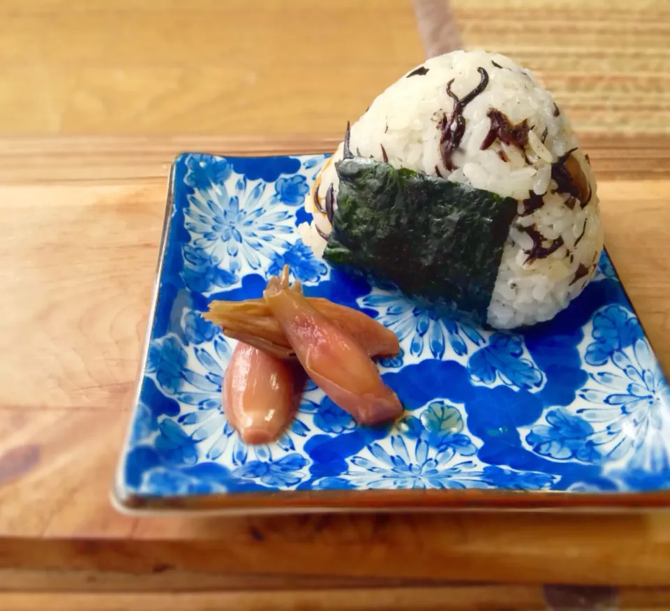 休日朝ごはん  ひじきと大根のおにぎり  茗荷甘酢漬け|砂雪さん