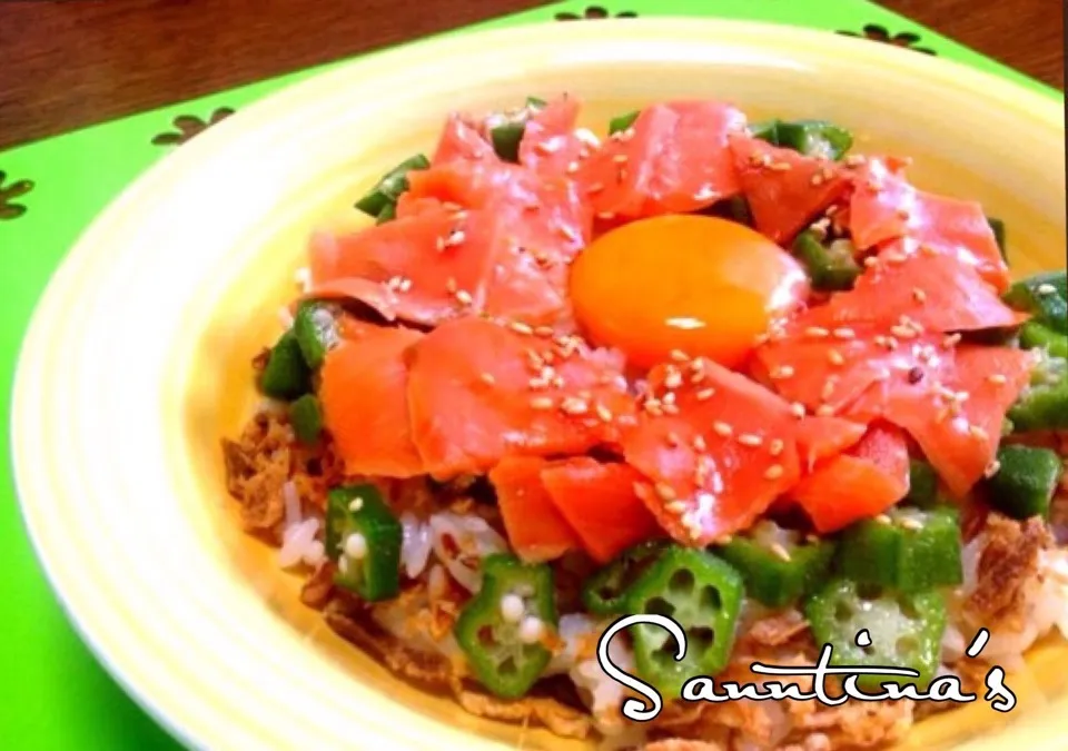 ✨SMOKED SALMON RICE with boiled okra& fried onion...スモークサーモンライス✨yummy!😊✨|🌺Sanntina🌺さん