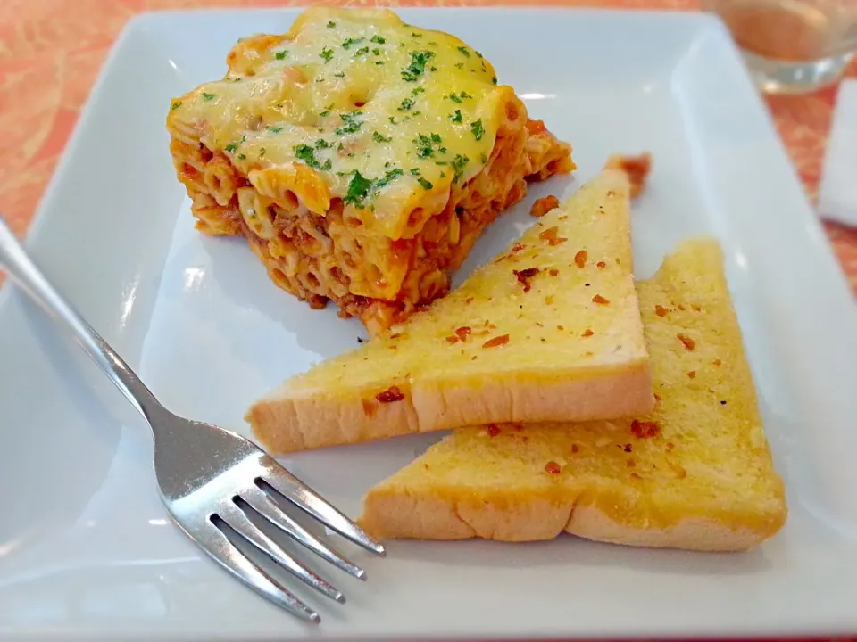 Baked Mac and garlic breads|KaJa Laderoさん