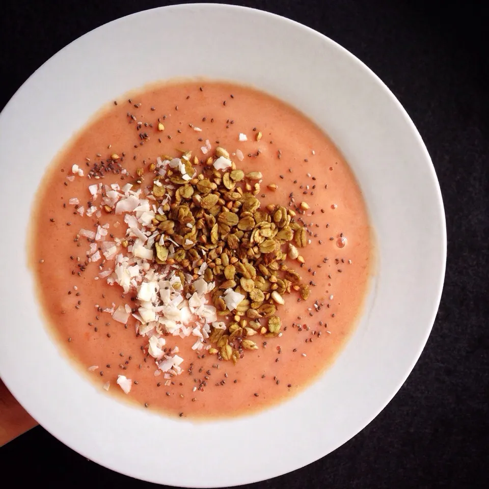 Papaya-banana smoothie bowl with matcha buckwheat granola, coconut flakes & chia seeds|coxiella24さん