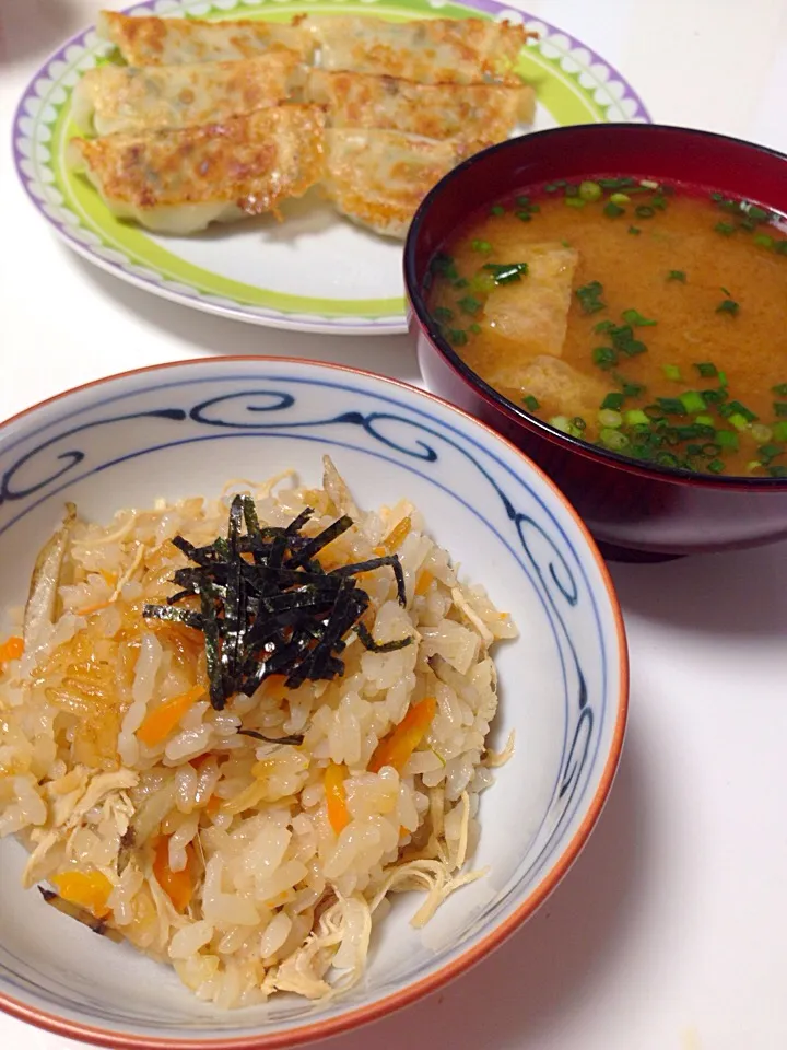 Miki Sanoさんの料理 素材🌟本当にチキン！シーチキンじゃないよ 野菜のスープで作るチキンフレーク 煮物やサラダに最適！マグロよりコスパ優秀！鶏のムネ肉1ブロックで いっぱいできます😊サラダにも 煮物にも 和食 イタリア 中華で料理選ばず！簡単！鶏ごぼうおこわ。|mari♡（もも(*´∀｀*)♪）さん