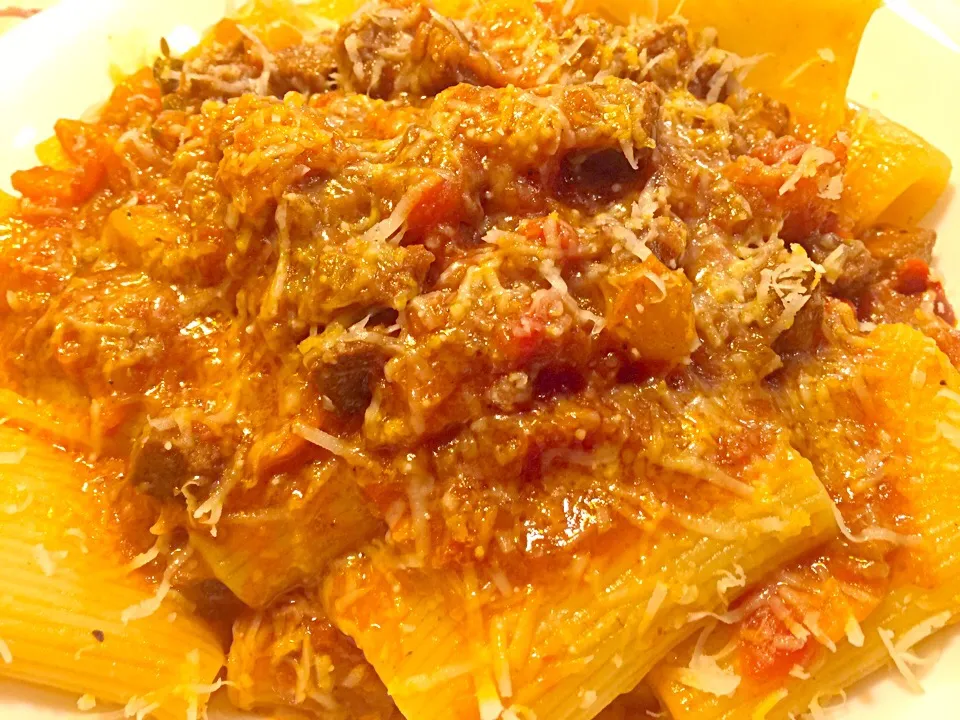 Paccheri con Manzo piccante e Pecorino Romano in salsa di pomodoro|Fabio  Palmieriさん