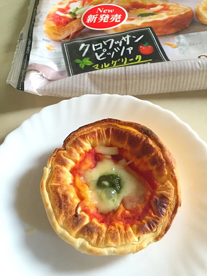 Snapdishの料理写真:クロワッサンピッツア マルゲリータ|Kunisanoさん