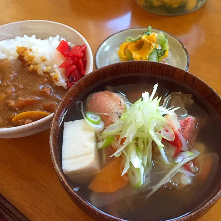 トマトカレーと金目鯛のアラ汁とコリンキーの漬物 笑 ←組み合わせ！|みつなち☆さん