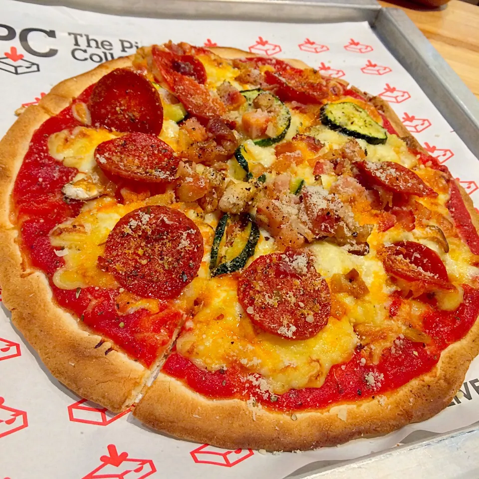 Customized pizza topping: tomato base, mozzarella cheese, shiitake mushrooms, zucchini, diced chicken, luncheon meat, salami, streaky bacon, oregano herbs|prissyさん