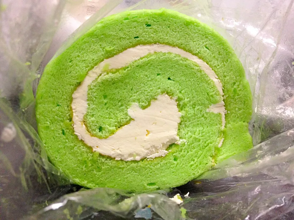 Snapdishの料理写真:Pandan swissroll with buttercream 😋|Teng Pohyiさん