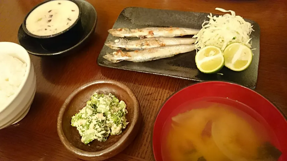 焼きししゃも、玉ねぎ薩摩芋のお味噌汁、ブロッコリーのたらこ和え、茶碗蒸し|アンジェさん