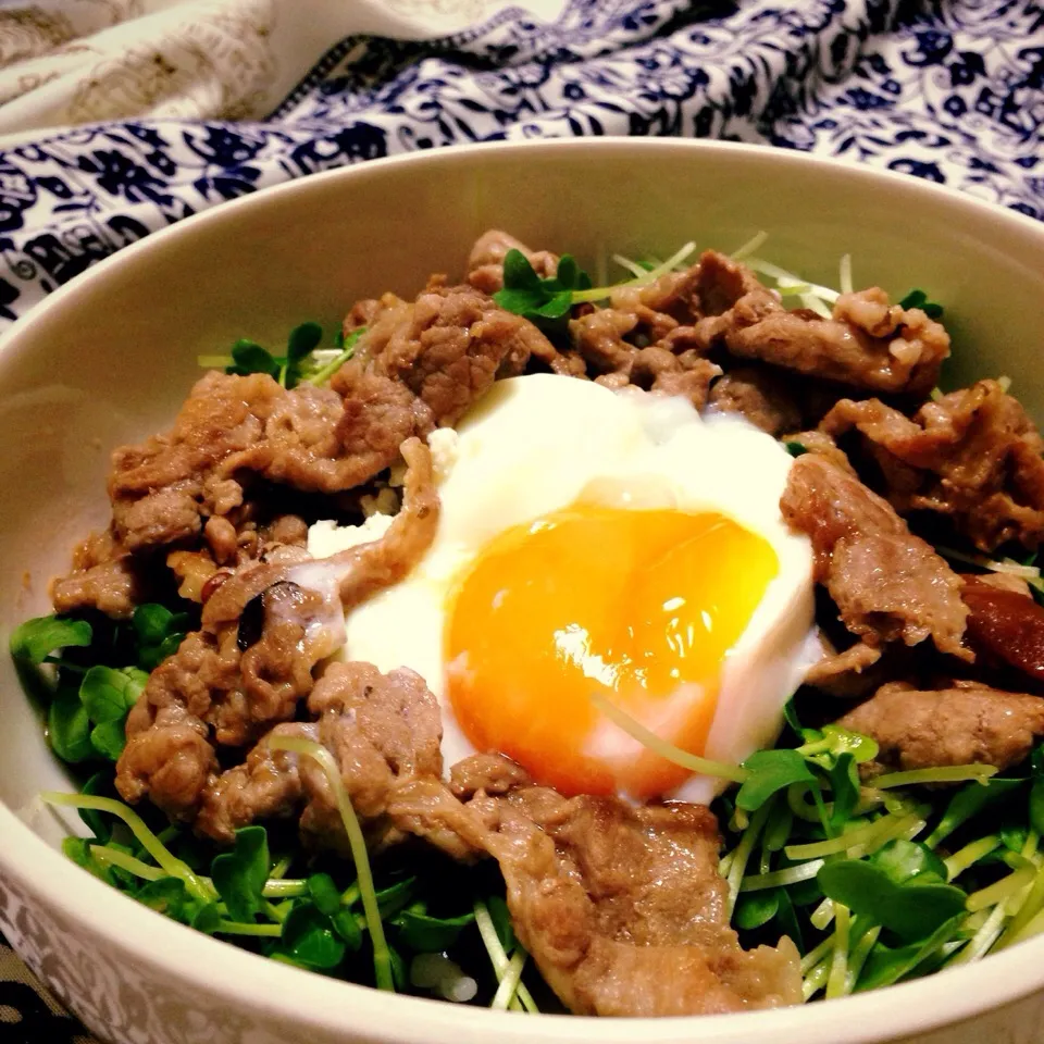 かいわれと梅肉ソースポークの丼
Fried pork with sour Japanese plum sauce and radish sprouts topped on rice|pinkcamomillaさん