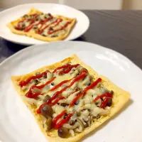 Snapdishの料理写真:激安・超簡単なあぶらげピザ🍕ワンハンドでもたべられるよ👍|えり(ぼちぼち)さん