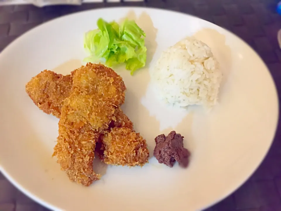 Snapdishの料理写真:チキンシュニッツェル ブラックオリーブのペースト添え|たんたんさん