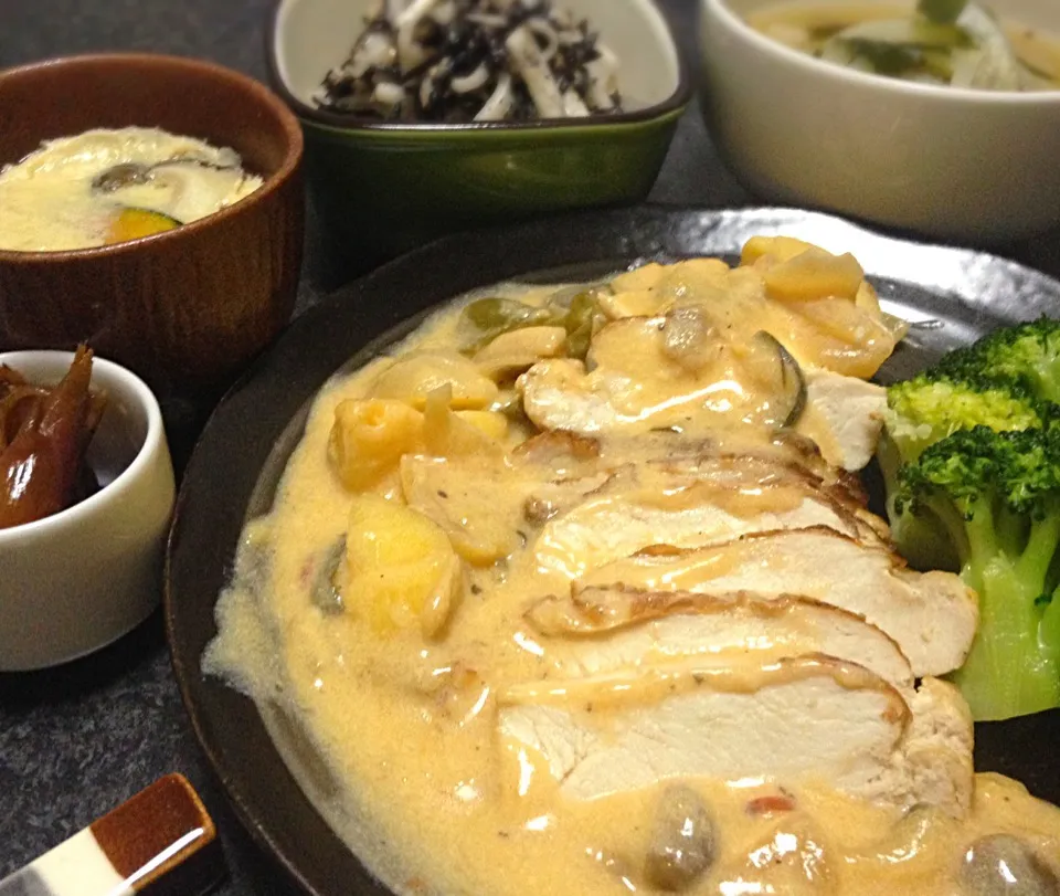 晩ごはん  鶏胸肉の柔らかソテー豆乳クリームソース  きのことかぼちゃの茶碗蒸し ひじきと大根のゆかりマヨサラダ 茗荷の甘酢漬け 玉ねぎと大根の味噌汁 納豆|ぽんたさん