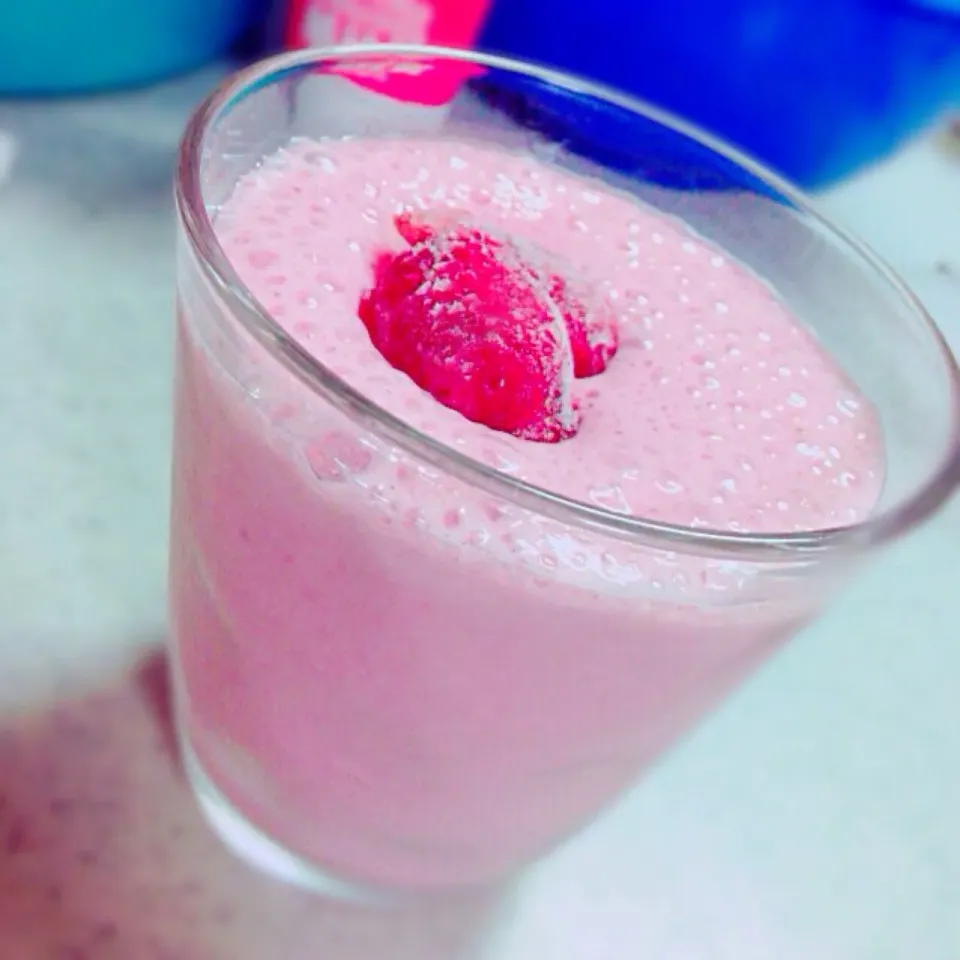 Snapdishの料理写真:簡単いちごミルク🍓|Mayu♡さん