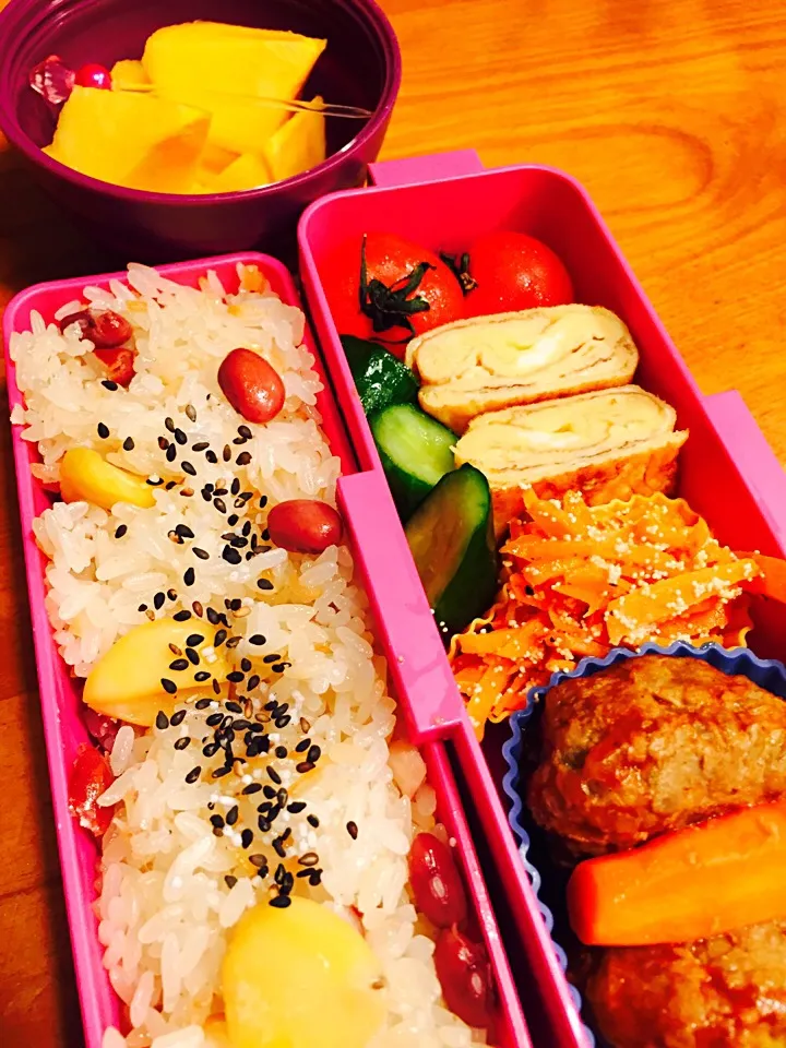 お弁当☆栗おこわ、ハンバーグ、人参とたらこのバター炒め、卵焼き、人参グラッセ|lisataroさん