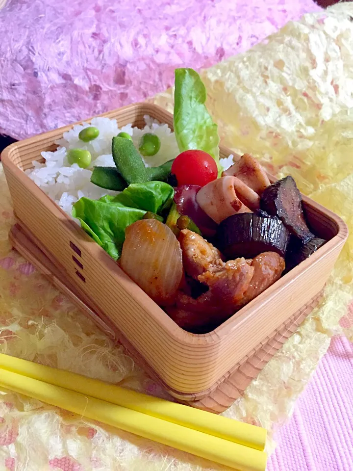 ごちそう茄子とイカのお醤油味醂煮。豚コマと玉ねぎ、ニンニクの茎のケチャップ炒め。|Kumi_loveさん