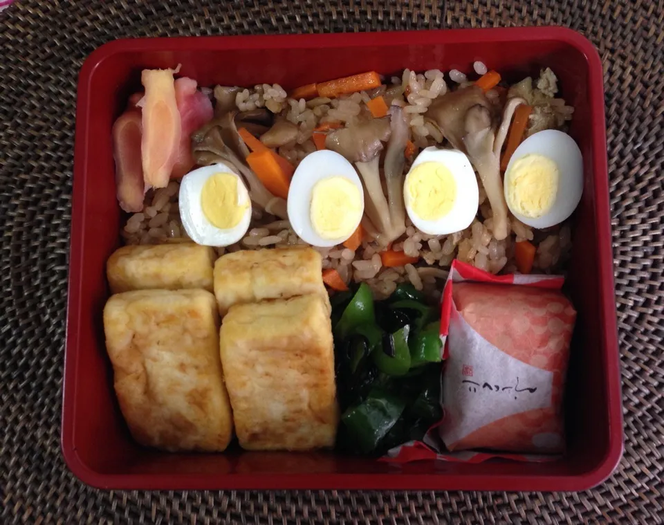 Snapdishの料理写真:比内地鶏のスープで舞茸の炊き込みゴハン弁当|*なおみん*さん