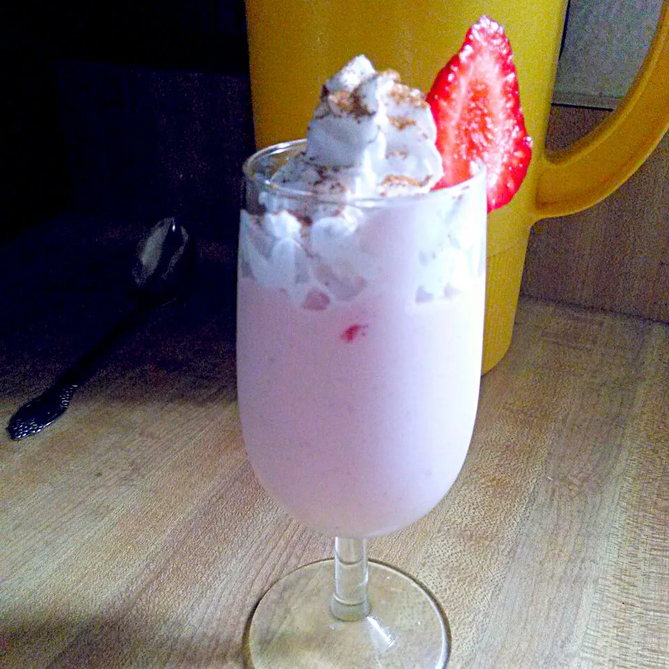 strawberry yogurt topped with wiped cream,cinnamon and a slice of strawberry.|Chef-Jonathan TRさん