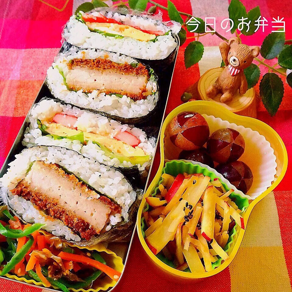 Snapdishの料理写真:今日のお弁当9/17♡
＊おにぎらず（トンカツ・レタス、カニかま・卵・レタス）  さつまいもきんぴら、ピーマン・人参のゴマおかか和え、ぶどう(*^^*)|ばろんさん