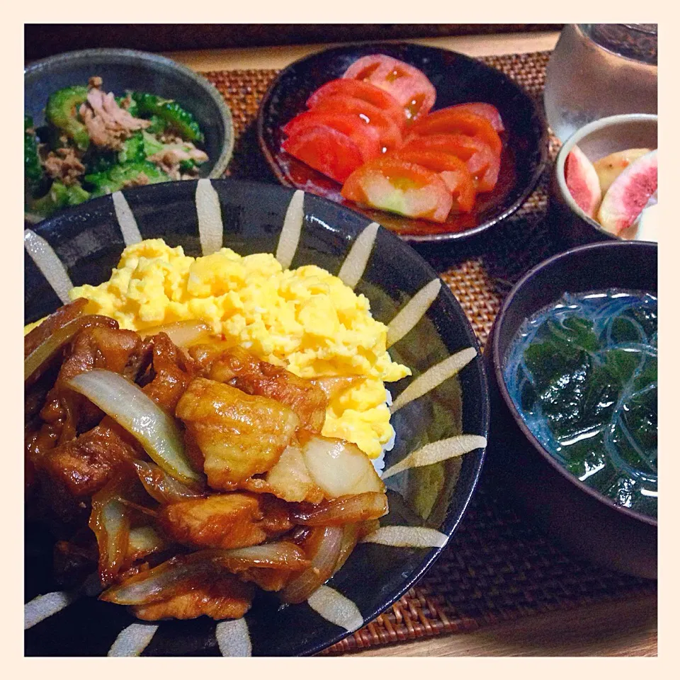 鶏の照り焼き丼／ワカメと春雨スープ／ゴーヤーとツナの麺つゆ炒め／冷やしトマト／無花果ヨーグルト|mogwaiさん