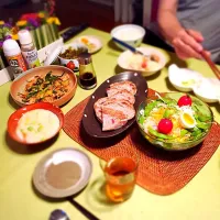 直珍ちの晩ご飯
肉団子のシチュー
豚キムチ
お野菜てんこ盛りサラダ
ミエちゃんの手作りパン|Naoko Matsuokaさん