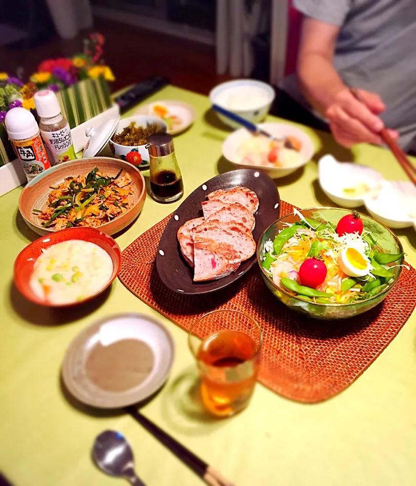 直珍ちの晩ご飯
肉団子のシチュー
豚キムチ
お野菜てんこ盛りサラダ
ミエちゃんの手作りパン|Naoko Matsuokaさん