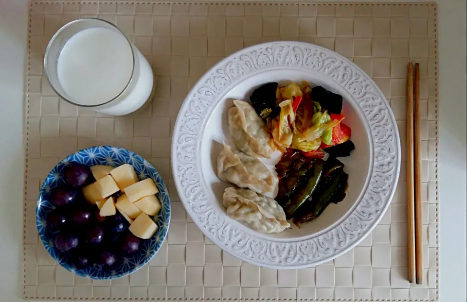 Breakfast: steamed dumplings, fried vegetable, fried spicy green pepper, apple & grape, milk.|Liciaさん