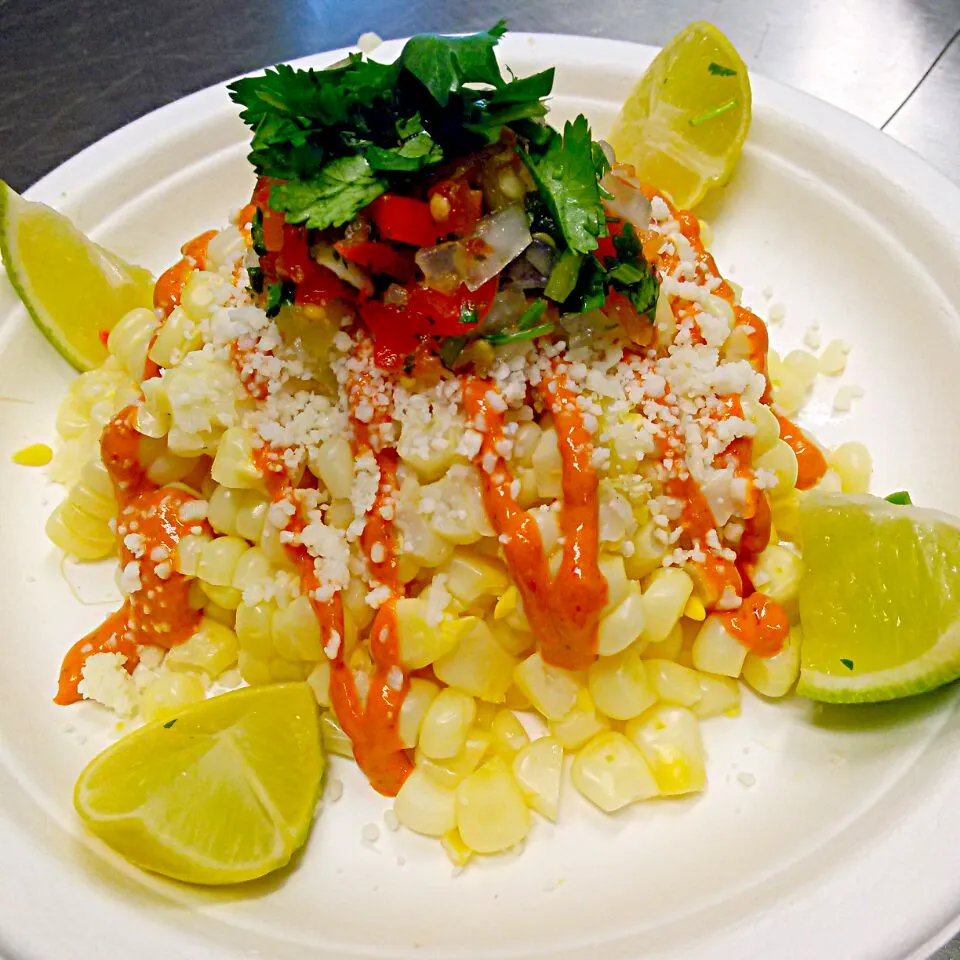 corn plate, topped with cotija cheese, chipotle sauce, pico de gallo and cilantro.|Chef-Jonathan TRさん