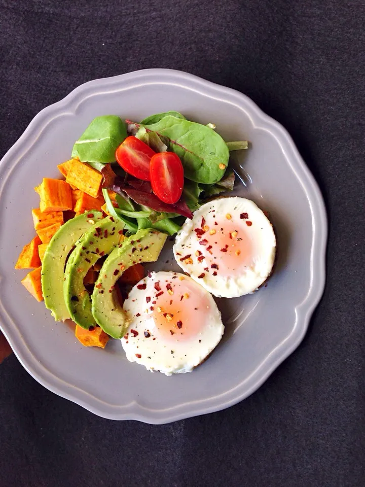 Breakfast - 🍳, spicy sweet potato cubes, avocado, mixed greens|coxiella24さん