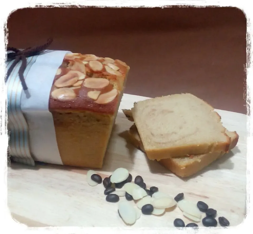 Snapdishの料理写真:Coffee cake with almond|PearLittleBakeryさん