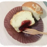 Snapdishの料理写真:Vanilla Cupcake with Strawberry jam|PearLittleBakeryさん