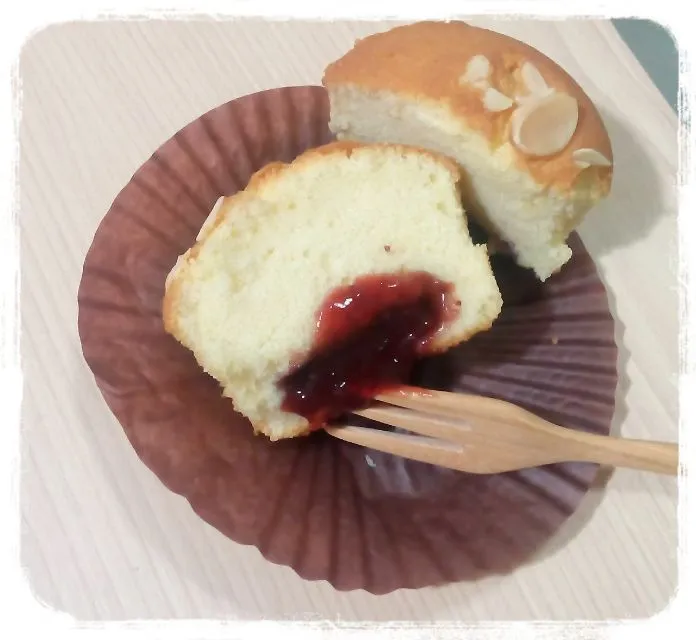 Vanilla Cupcake with Strawberry jam|PearLittleBakeryさん