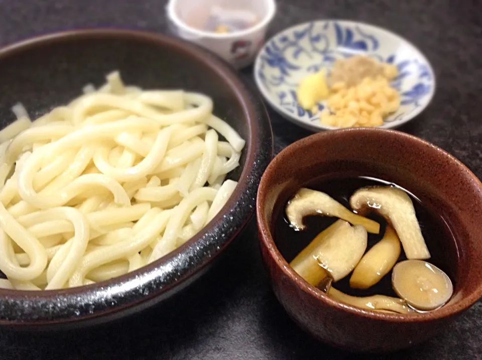 Snapdishの料理写真:昼ごはん きのこつけ汁うどん あつもり|ぽんたさん