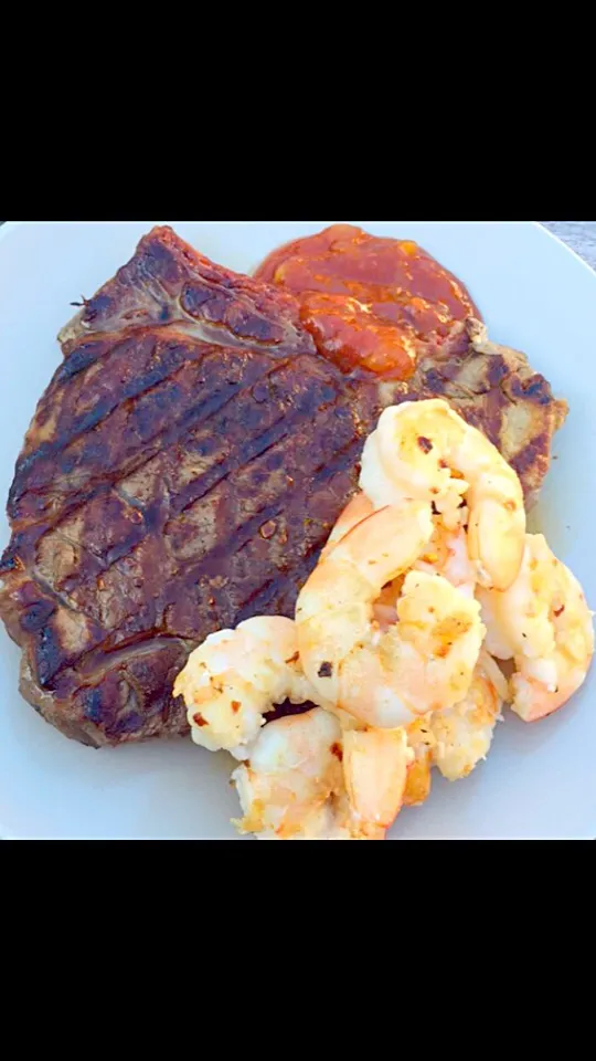 Snapdishの料理写真:Steak Prawns + Tomato Relish|Chrisy Hillさん